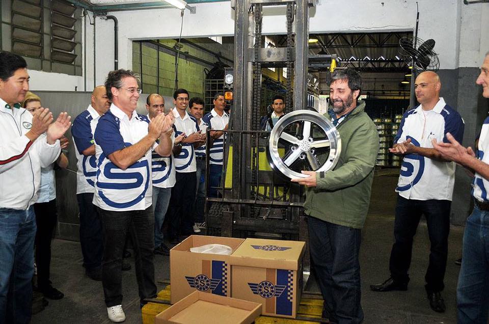 Visita na Fábrica de Rodas Scorro para Entrega da Nova Versão da Roda Cruz Malta Julho 2016